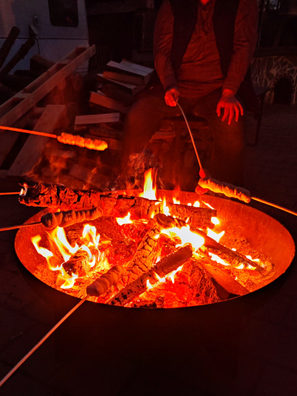Würstchengrillen an der Feuerschale Würstchengrillen an der Feuerschale